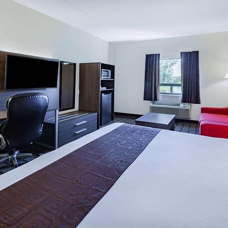 Super 8 By Wyndham Ambassador Bridge Windsor On Motel Exterior photo