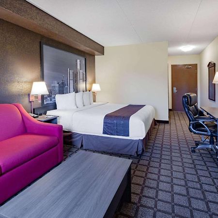 Super 8 By Wyndham Ambassador Bridge Windsor On Motel Exterior photo
