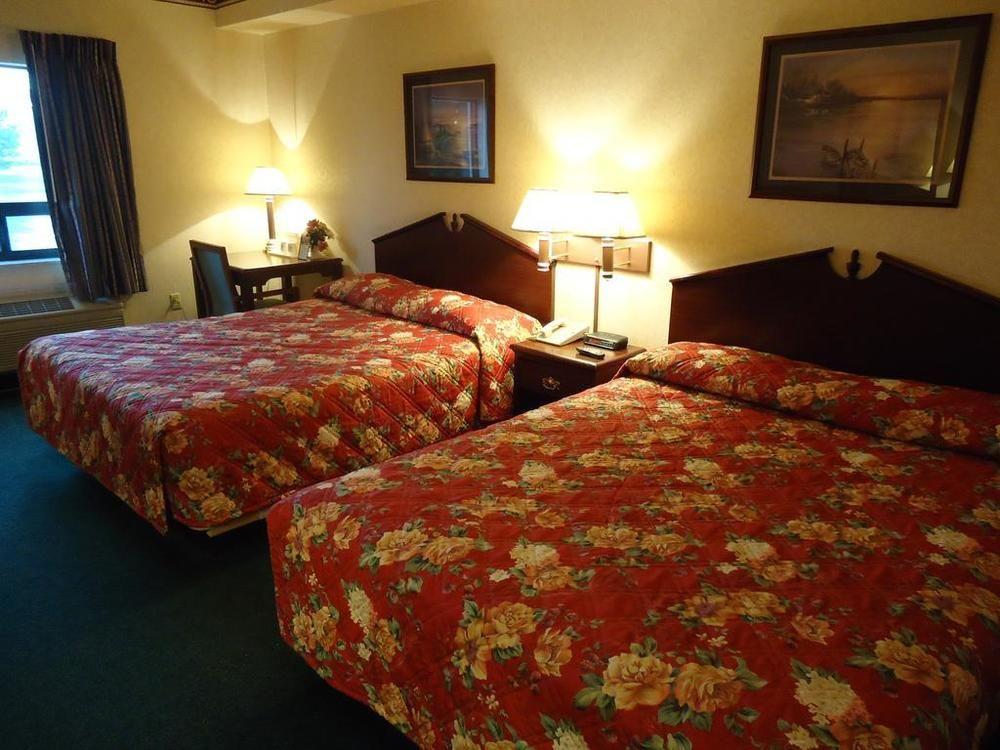 Super 8 By Wyndham Ambassador Bridge Windsor On Motel Exterior photo