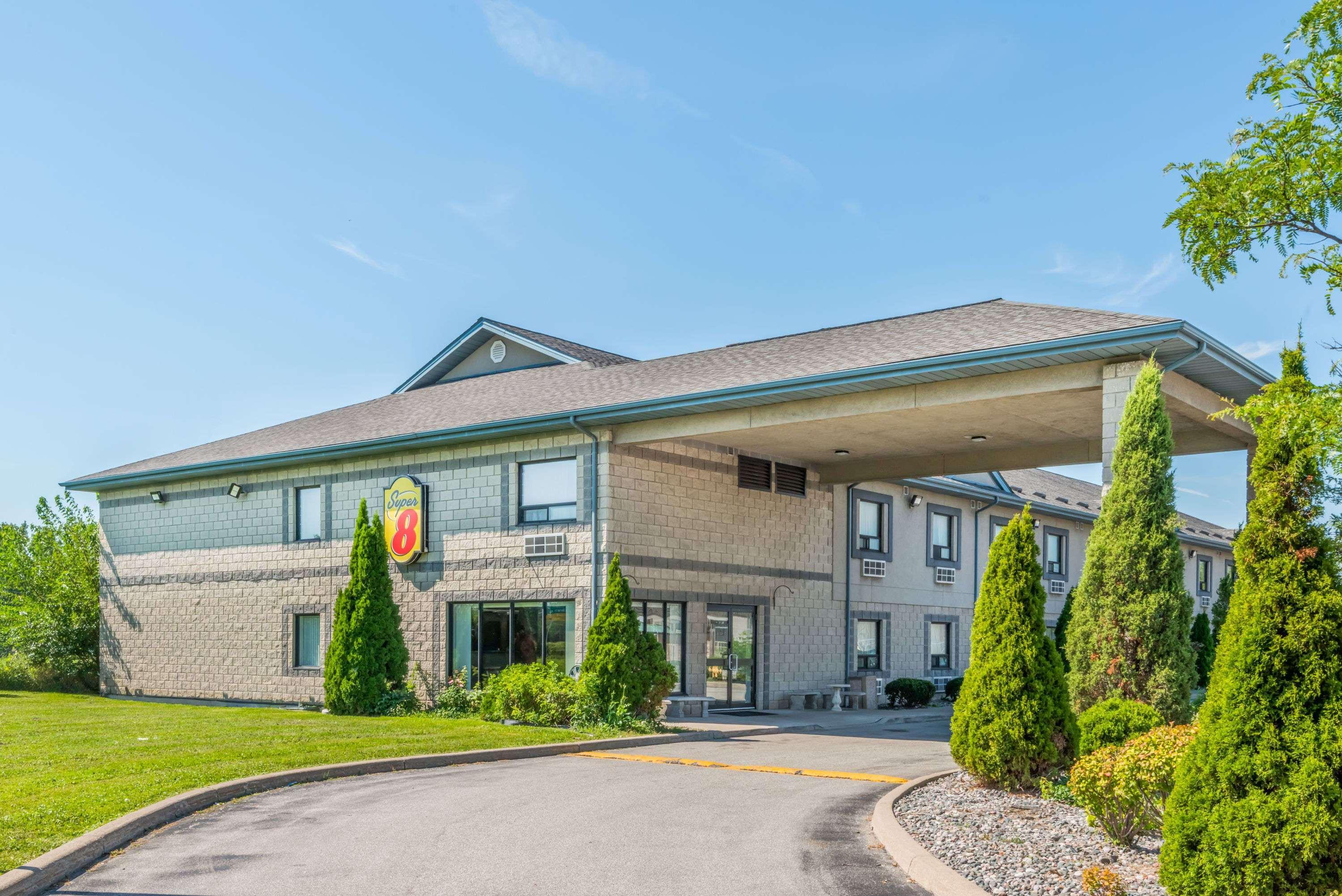 Super 8 By Wyndham Ambassador Bridge Windsor On Motel Exterior photo