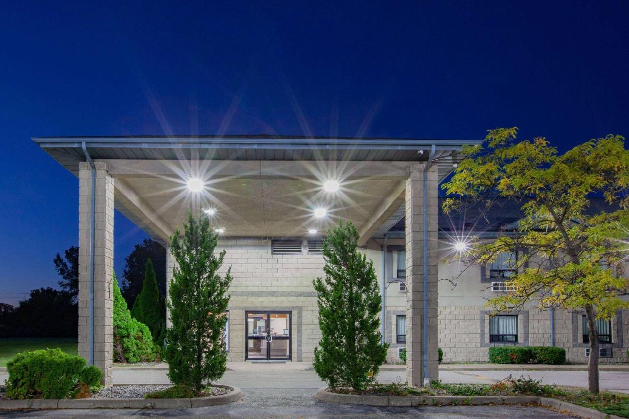 Super 8 By Wyndham Ambassador Bridge Windsor On Motel Exterior photo