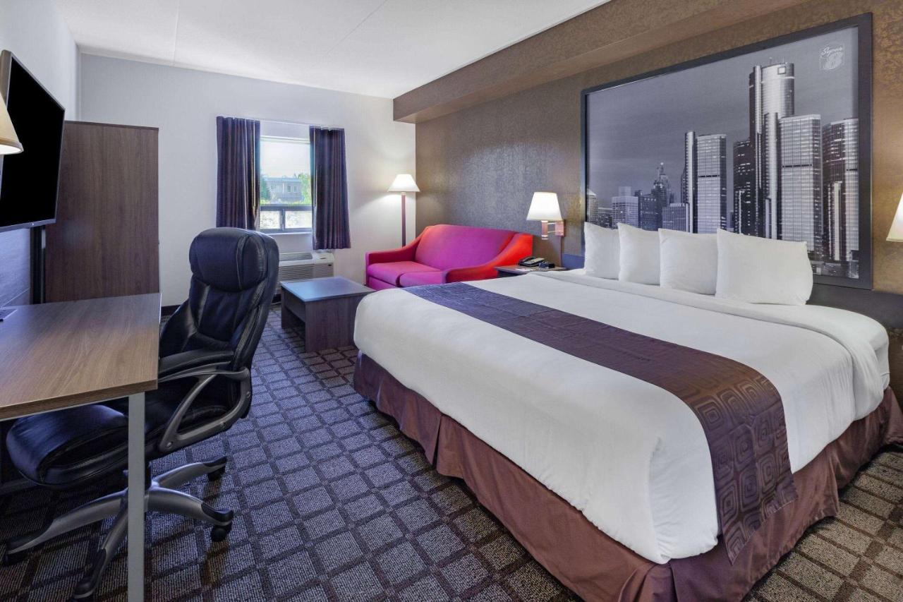 Super 8 By Wyndham Ambassador Bridge Windsor On Motel Exterior photo