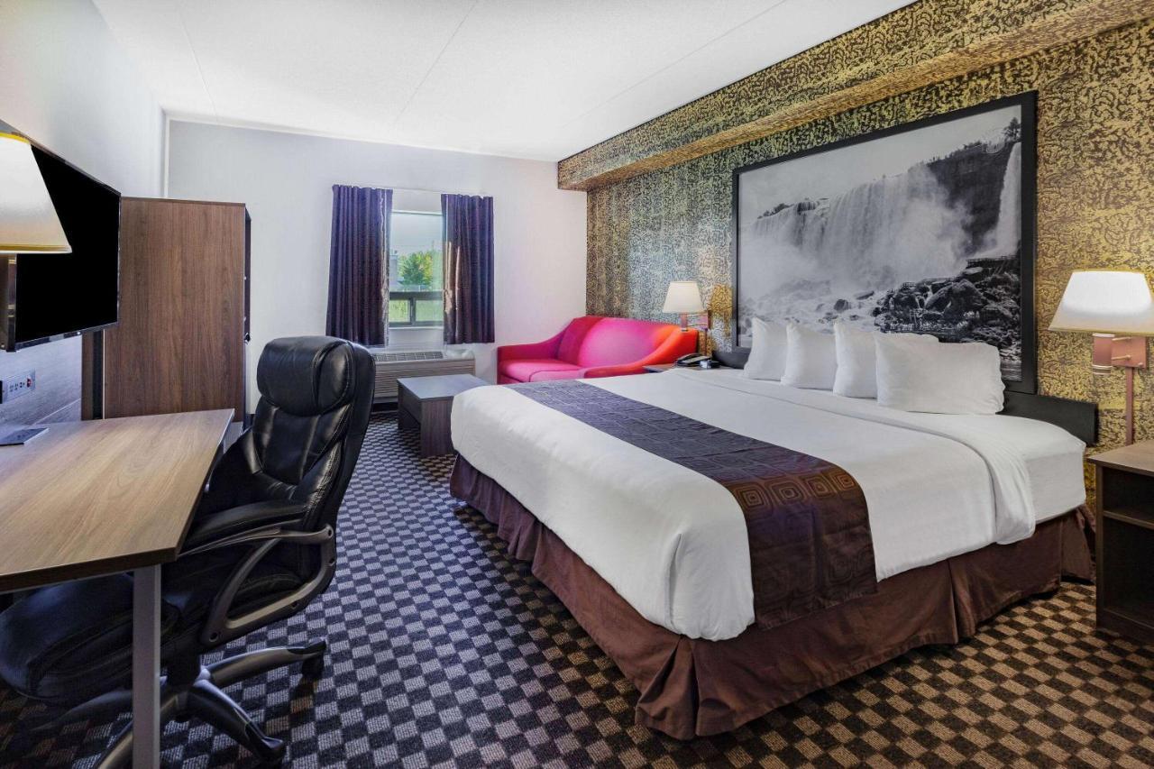 Super 8 By Wyndham Ambassador Bridge Windsor On Motel Exterior photo