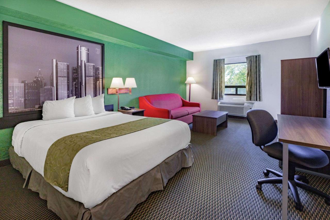 Super 8 By Wyndham Ambassador Bridge Windsor On Motel Exterior photo